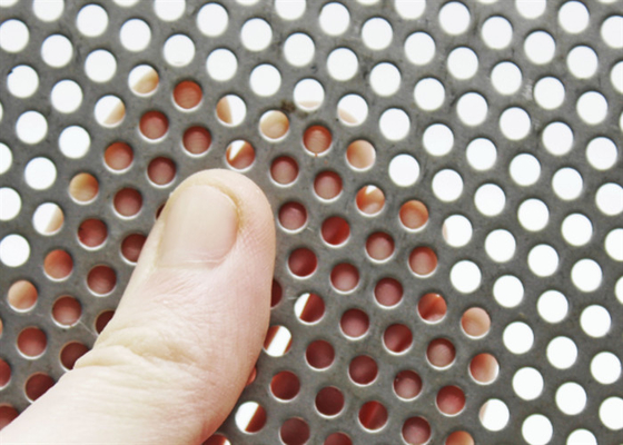 Perforowany metalowy ekran ze stali niskowęglowej Dekoracyjny otwór dziurkujący 2,0 mm