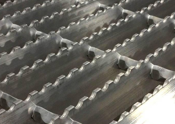Q235 Kratka chodnikowa ze stali niskowęglowej Ząbkowany typ do stopni schodowych 25 * 5 mm