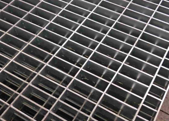 Modułowy system podłogowy z galwanizowanymi kratkami do ciężkich obciążeń