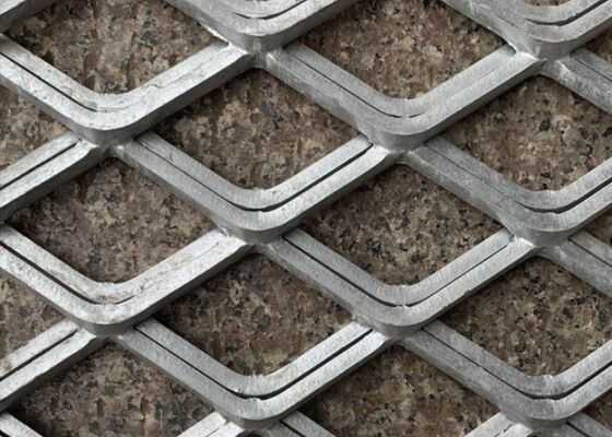 Siatka z blachy perforowanej do ogrodzeń ochronnych i zastosowań przemysłowych