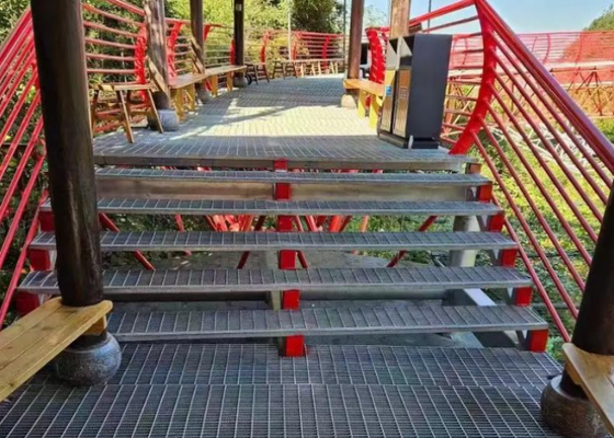 Ocynkowana ząbkowana kratownica stalowa na stopnie schodowe 40x5mm