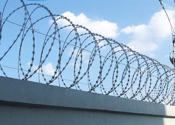 Drut kolczasty z drutu kolczastego ze stali niskowęglowej Średnica cewki koncertowej 500 mm Zapobiegaj kradzieży